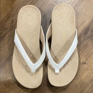 Vionic Women's White and Tan Sandals